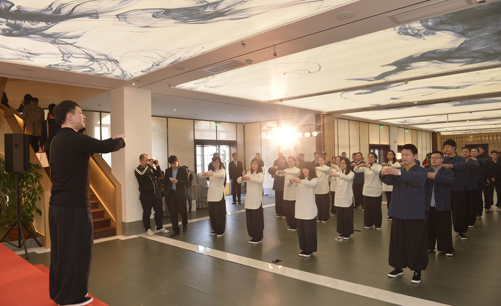 大师!53岁李连杰开太极馆 与女徒现场互动