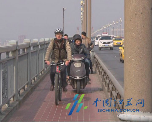 惊魂!男子长江大桥上骑车撞上风筝线险被割喉