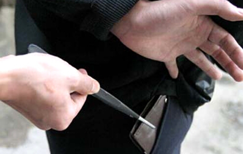  小偷镊子夹走手机  网友:这技术哪学的?(组图)