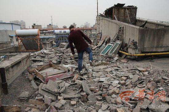 小区楼顶变垃圾场 楼顶隔热层被踩成了建筑垃