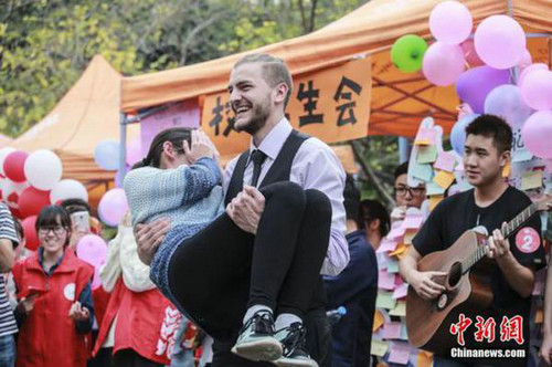 女大学生竞拍男生 为女生节营造轻松愉快的气