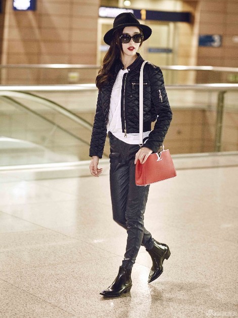 组图:唐嫣受邀前往巴黎时装周 帅气性感秀长腿