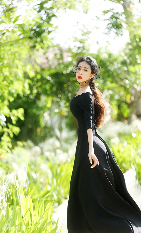 组图:性感尤物潘霜霜写真 复苏的大地女神