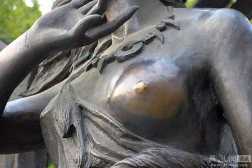 泰国约30名 日本游客全裸下海 导游:请保持节制