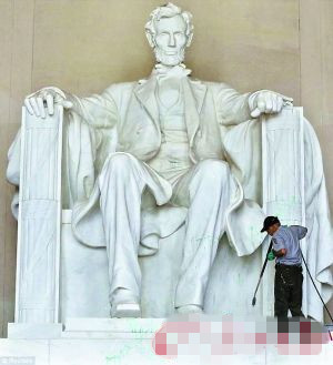 泰国约30名 日本游客全裸下海 导游:请保持节制