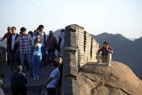 泰国约30名 日本游客全裸下海 导游:请保持节制