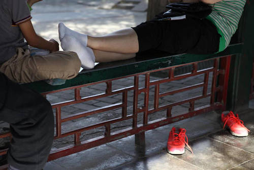 泰国约30名 日本游客全裸下海 导游:请保持节制