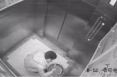 奇葩!男子半夜砸锁进店吃火锅 称太恶了又懒得