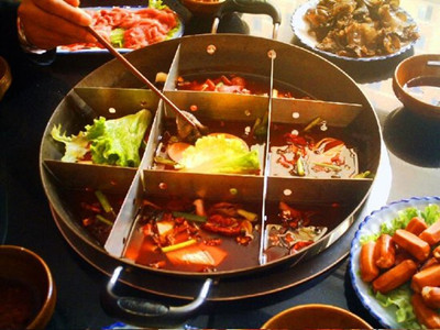 奇葩!男子半夜砸锁进店吃火锅 称太恶了又懒得