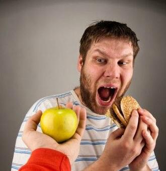 男子遭遇养生女友 吃饭做菜如临大敌直呼伤不