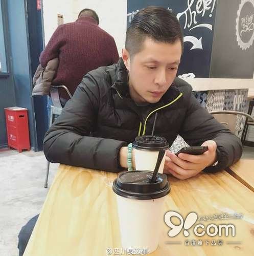 成都47岁爸颜值逆天 网友:惊死宝宝了!(组图)