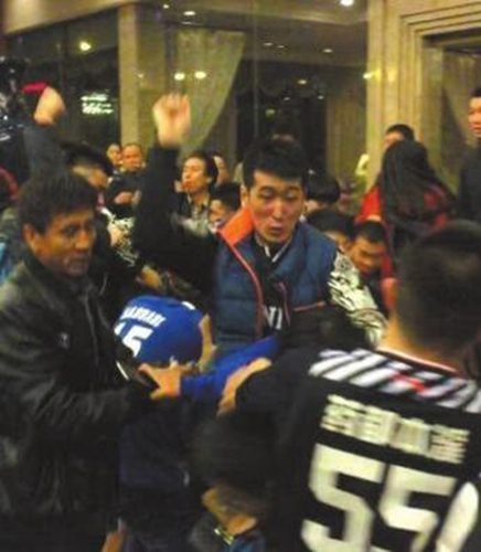 CBA总决赛 辽宁队球员与四川队球迷赛后冲突