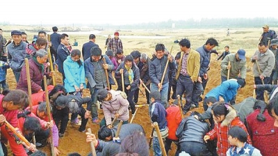  信阳河滩挖出银元  村民当场叫卖最高开价到2万