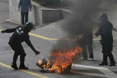 男子携女儿欲加油站自焚 家庭负担太重压力过