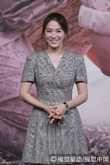 宋仲基宋慧乔搭肩对视甜笑 双宋CP合体发糖虐