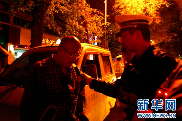 五一 前夕西宁交警严抓出行安全 20个夜查点查