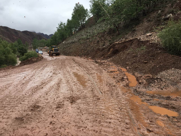 同仁县农村公路建设养护管理中心开展道路抢修