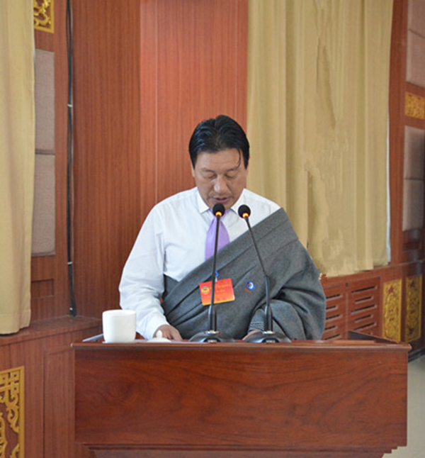  受政协第十届同德县委员会常务委员会的委托,县政协党组书记