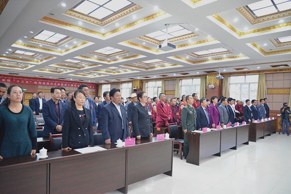 书记的党中央周围,高举中国特色社会主义伟大旗帜,在中共同德县委的