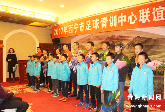 西宁市足球青训中心让梦想之花绽放在绿荫球场