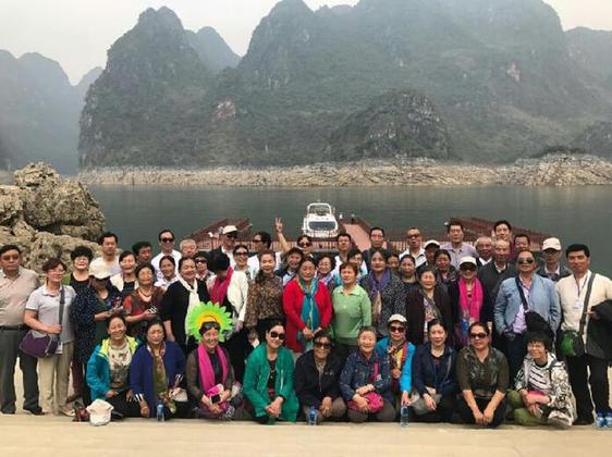 同仁县组织部分离退休干部外出参观考察学习