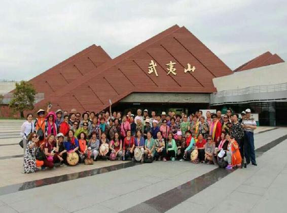 同仁县组织部分离退休干部外出参观考察学习