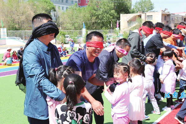 共和县幼儿园开展了爸爸我爱你主题活动