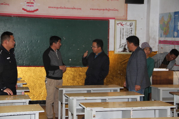 达日副县长久迈旦增检查中考考点考务准备工作