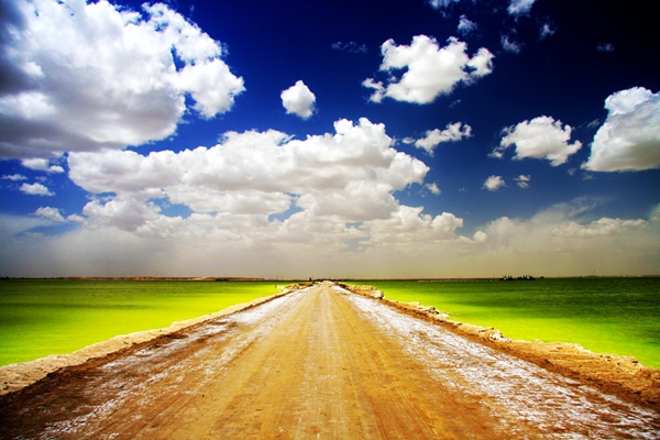 中国盐湖城格尔木依托区位优势和资源优势积