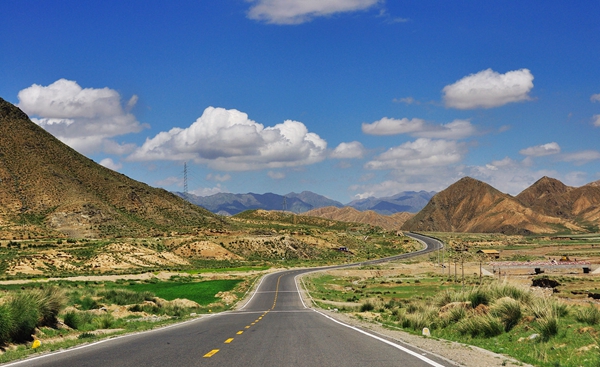 中国盐湖城格尔木依托区位优势和资源优势积