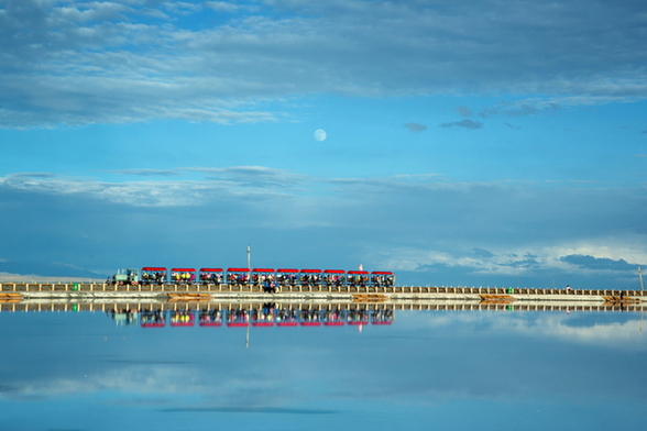 茶卡盐湖第200万名幸运游客将获终身免票特权