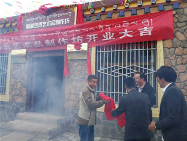 特色手工艺品成为扎毛乡旅游经济发展的助推器