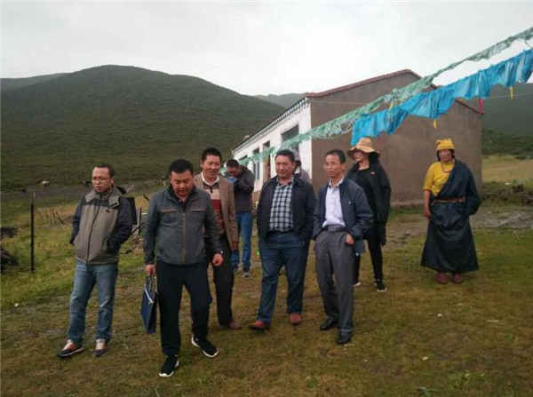 州考核组赴达日县开展扶贫开发工作中期考核