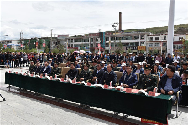 同德县隆重举行党政军企脱贫攻坚返贫救助基