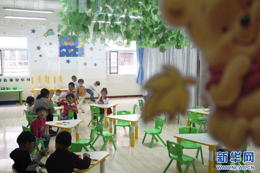 青海省西宁市城中区保育院小班的孩子们正在玩耍。 9月4日,在青海省西宁市城中区保育院内,80多名新入园的孩子们开始了集体学习生活的第一堂课。 面对陌生的环境,不少孩子们都表现出了焦虑和不安的情绪,但在老师的细心引导下,小朋友们开始渐渐适应了新的学习生活,露出了开心的笑容。西宁市城中区保育院院长李金莲说:上幼儿园是孩子成长的必经之路,上学第一天孩子们哭闹是很正常的,家长们可以多从正面角度引导孩子,让他们喜欢上幼儿园的生活。(新华网发 卡娅梅朵摄)