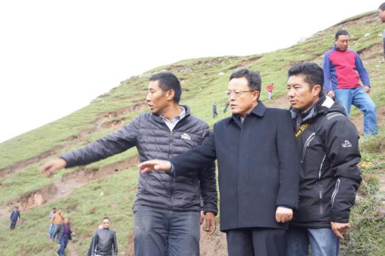 果洛州委书记武玉嶂现场指挥救灾工作