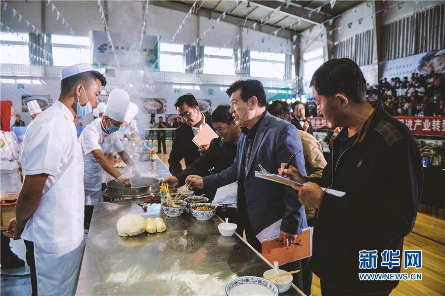 拉面好手齐聚海东 角逐青海河湟拉面技能大赛