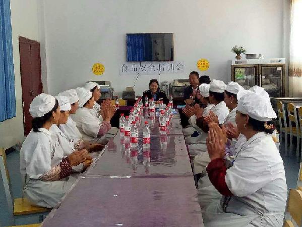 同仁县市场监督管理局开展学校食堂从业人员食
