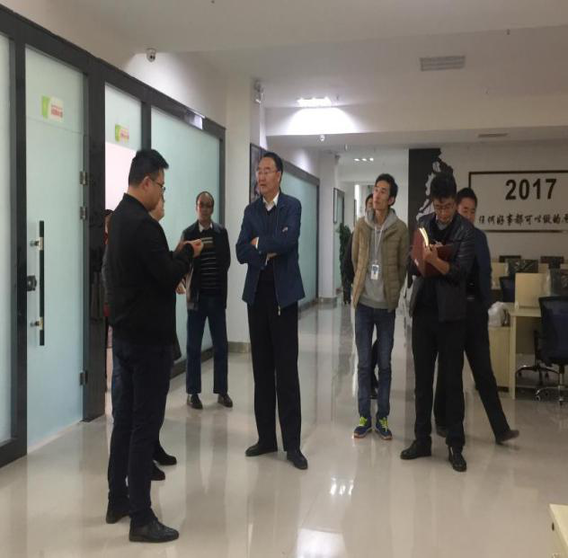 罗富贵同志莅临县电子商务运营服务中心 视察