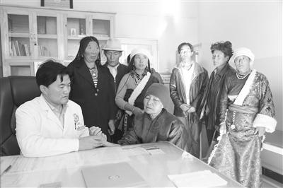 青海日报:同德县藏医院和县人民医院