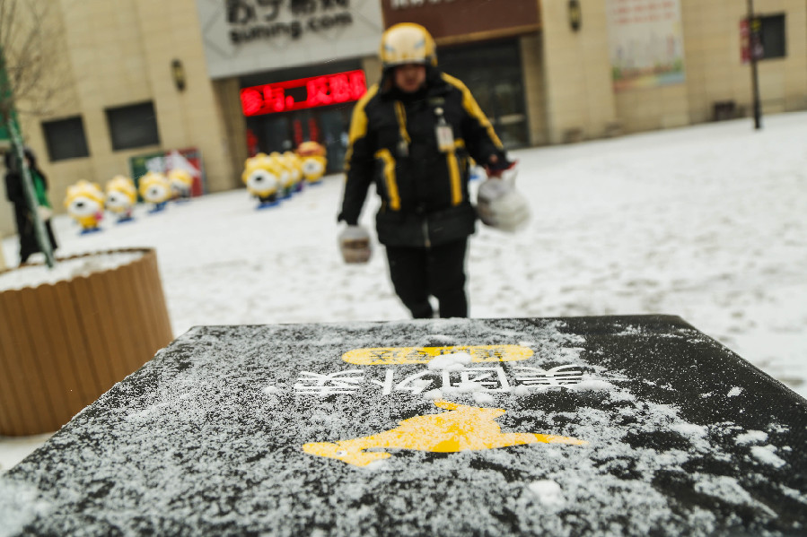 外卖小哥:雪天温暖你的胃