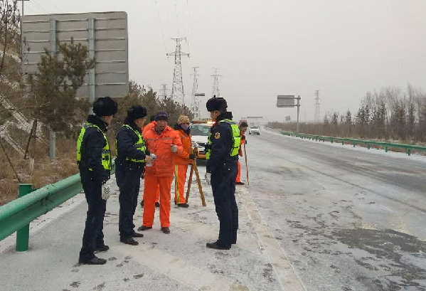 青海路政:路面融雪 温暖回家路
