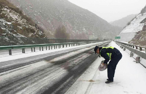 青海路政:路面融雪 温暖回家路