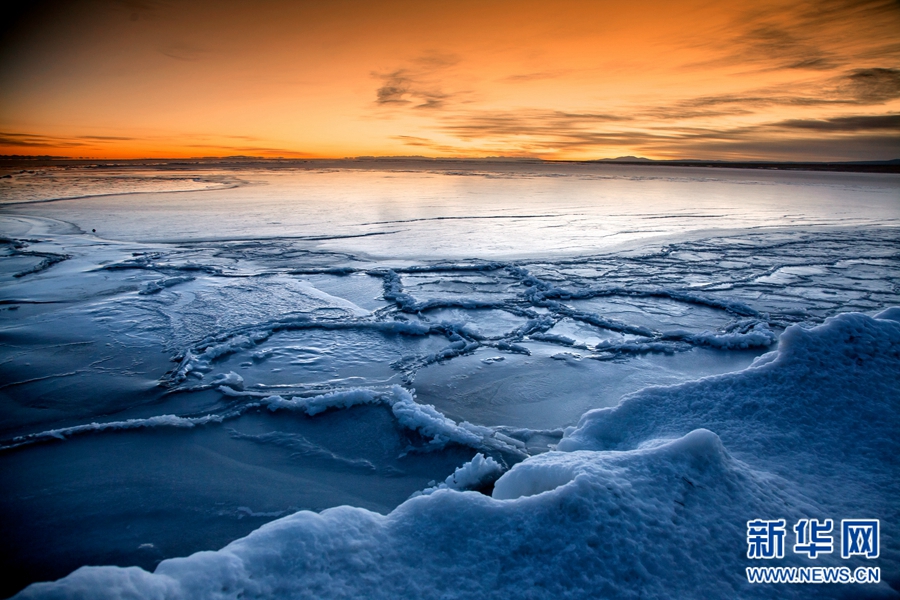 拥抱冬日的暖阳 在青海湖畔追逐日出日落