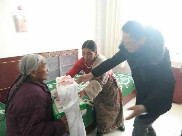 伊克乌兰乡党委、政府慰问全县敬老院和残疾人