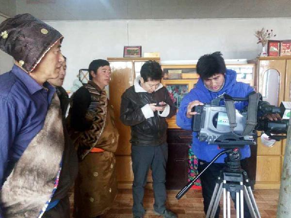 青海省安多藏语频道记者来刚察县采访最美家庭