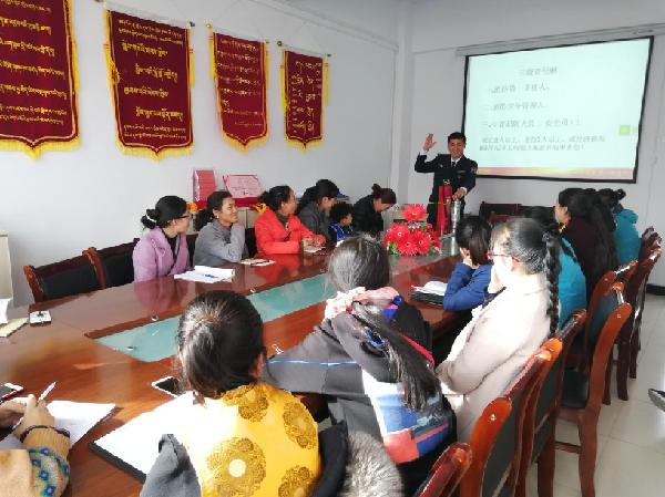 沙柳河镇中心幼儿园举办消防知识培训班