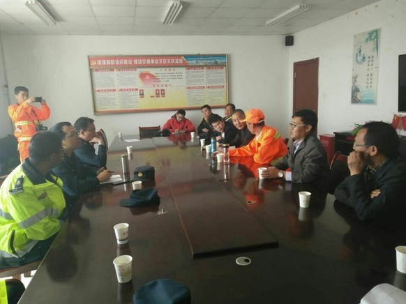 海西高速路政支队联合多部门柳格高速整治绕行