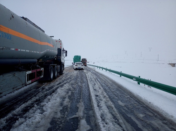 降雪导致交通受阻 路政部门全力保通