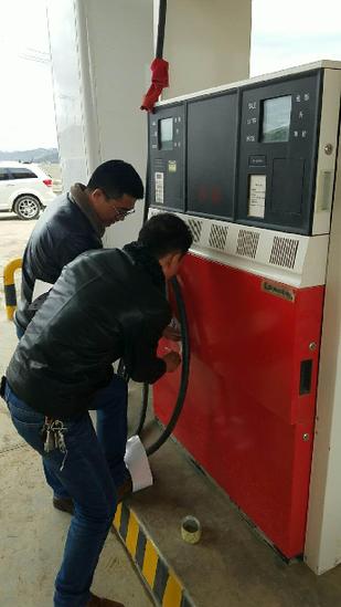 达日县安监局联合消防大队等部门对全县加油站